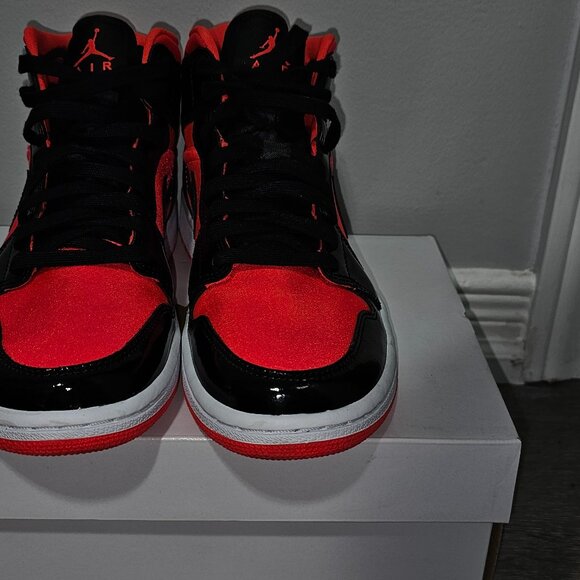 Nike Women's 7.5 JORDAN 1 Bright Crimson - Picture 2 of 5